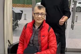 她曾演《康熙王朝》，与名导同居27年不婚，今62岁变秃头认不出图片