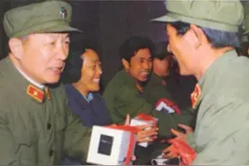 军区政委赴老山前线慰问，看到战士军容不整，战士一语点醒老将军图片
