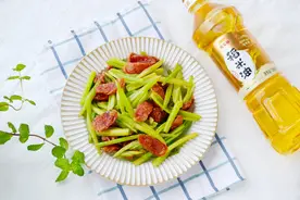 简单又下饭的家常芹菜炒腊肠，咸香可口，营养又美味，好吃到舔盘图片