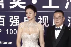 华鼎奖红毯生图没了美颜不敢认！李小冉穿抹胸裙变霸主，气质更秒杀全场图片
