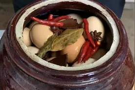 腌鸡蛋时，只会加盐就错了，多加这“2种料”，个个流油又起沙图片