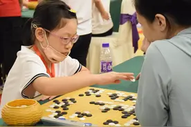 8岁已是围棋业余五段，小伢儿棋场对阵不输老手图片