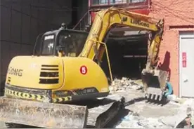 拆违进行时 | 违建车库 拆除没商量！ 道里区持续进行老旧小区违建拆除“攻坚战”图片