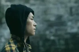夏日瓢泼大雨，倔强的少年图片
