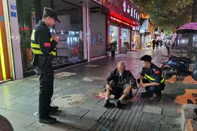 【平安安顺】老人不胜酒力醉倒路旁 民警暖心护送回家图片