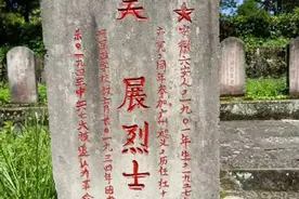 2011年，83岁老人来到红军烈士墓前洒泪：爸，我是你儿子啊图片