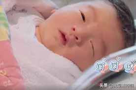 何雯娜生孩子视频首次曝光，梁超在产房陪产，生下女儿后哭了图片