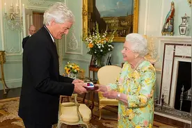身价是英女王的46倍！英国首富产生，其主要收入来自中国图片