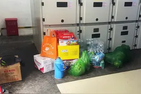 他巡视郑州40℃配电房，突然人影一闪，门口多了点东西图片