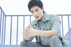 杨洋最新写真大片，条纹衬衫搭配青绿色马甲，时尚清新图片