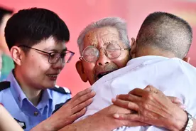 90岁父亲寻子58年终见被拐儿子，再相见时父子都已白头图片