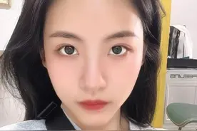 女星周倩玉飞机上遇暴露狂，求助空姐不敢开口，被紧盯细思极恐图片