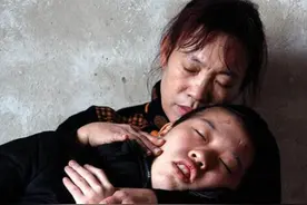 这位妈妈不上班，每天都跟死神争夺“熟睡”的女儿，让人感动落泪图片