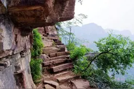 整整五年，河南新乡村民在悬崖上靠纯手工凿出一条路，你见过吗？图片