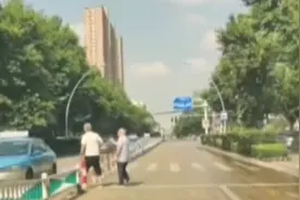点赞！热心的哥护送盲人过马路 网友拍下暖心一幕图片