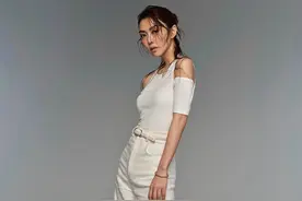 薛凯琪真身材堪比超模，白色露肩紧身上衣配阔腿裤，气质又显高图片