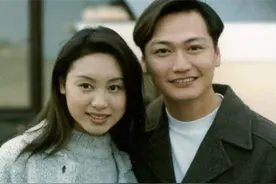 陶大宇小县城跑商演，卖力演唱《倒转地球》，背后楼房锈迹斑斑图片