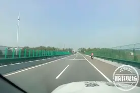 男子骑着摩托车载着姐姐，飞驰高速公路，“想早点回家看孩子”图片