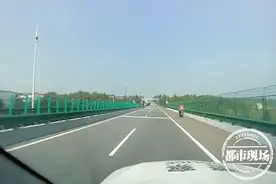 男子骑着摩托车载着姐姐，飞驰高速公路，“想早点回家看孩子”图片