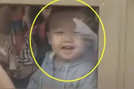 幼儿园放学，妈妈因接“变脸”萌娃走红，网友：奥斯卡影帝小伙子图片
