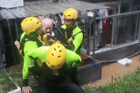 暴雨袭城，衢州多地出现险情，直击“乘风破浪”的消防员们“暖心”时刻图片