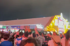 视频 | 青岛啤酒节回应无人机被游客拖拽哄抢：飞太低人流量太大图片