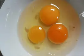 你花高价买的农家土鸡蛋，有一部分竟然是色素鸡蛋图片