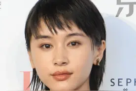 王子文轻松驾驭“狗啃刘海”，短发造型显气质图片