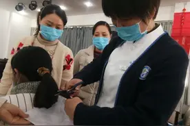 邓州人民医院：护士剪短秀发，只为随时出征图片