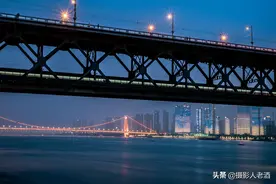 上面通汽车，下面通火车，中国最特别的一座桥，建成时震惊世界图片