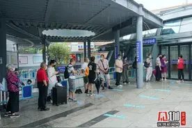 中英街恢复开放首日秩序井然 逾九成深方商铺开门营业图片