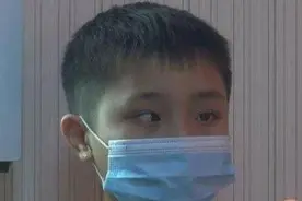 东莞一男孩疯狂玩游戏玩出了“斗鸡眼”进医院！图片