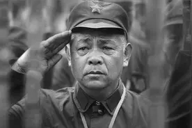 老山女兵的“战斗”有多残酷？正在给伤员喂水，却被“打”一耳光图片