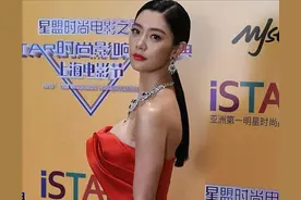 克拉拉的身材跟“过山车”似的，侧面看着比正面还美，太撩人了图片