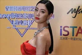 克拉拉的身材跟“过山车”似的，侧面看着比正面还美，太撩人了图片