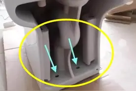 卫生间装马桶漏了这一环节，室内每天都臭烘烘，装错的都后悔死了图片