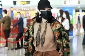 钟丽缇的高级感与生俱来，非主流的迷彩外套，也就她能穿出潮范图片