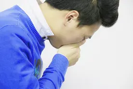 白天不咳嗽，晚上却咳得很厉害，是什么原因？医生帮你揪出祸首图片