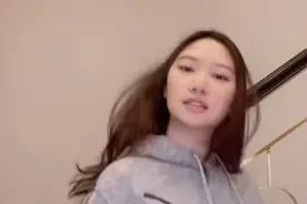 甄子丹16岁女儿热舞，宽松卫衣难掩好身材，网友：爸爸的衣服？图片
