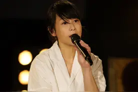 刘若英线上演唱会造型，白衬衫搭卡其色阔腿裤，浅唱低吟温婉可人图片