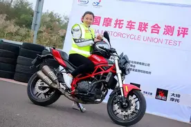 帅气的双缸复古街车~赛科龙RZ3S骑起来怎么样？图片