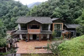 丈夫带着妻子远离繁华城市，去到深山里修建别墅过闲云野鹤的生活图片