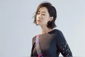 真正见过大场面的女人，穿裙子时很少配丝袜，看刘敏涛你就知道了图片