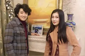 林芳兵一家三口为90岁母亲祝寿，母子俩同框似姐弟，李凌罕露面图片