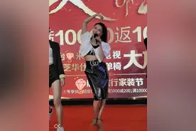 41岁王蓉放得开！穿“泡泡袖”短上衣难挡发福，为捞金不拘小节图片