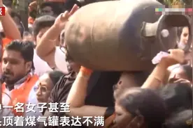印度燃油价格持续上升 女子头顶煤气罐上街抗议示威图片