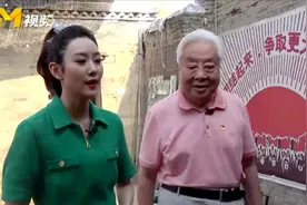 “高传宝”朱龙广再回地道战故事发生地，当年的帅哥如今白发朱颜图片