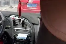 别车、S形路线行驶 红色轿车驾驶员受到宝鸡交警处罚图片