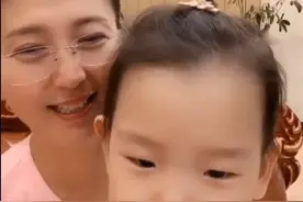 闫学晶首晒二胎3岁女儿，肉嘟嘟唱儿歌太可爱！母女互动显温馨图片