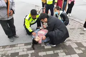 宿迁市区：女子驾车途中昏迷，交警用拳头砸开车窗图片